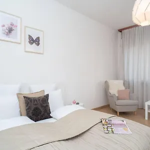 Convenient In The Heart Of Downtown Apartment